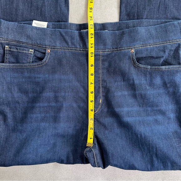 NWT Levi Strauss Signature Gold Totally Shaping Pull On Bootcut Jeans. 22 Short. - Picture 10 of 13